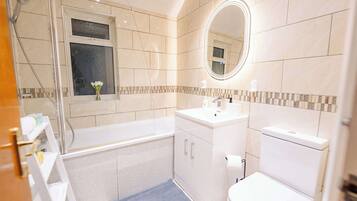 Een douche, een haardroger, handdoeken