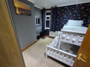 4 Schlafzimmer, Schreibtisch, Bügeleisen/Bügelbrett, kostenloses WLAN