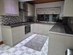 Kjøleskap, mikrobølgeovn, ovn og kokeplater