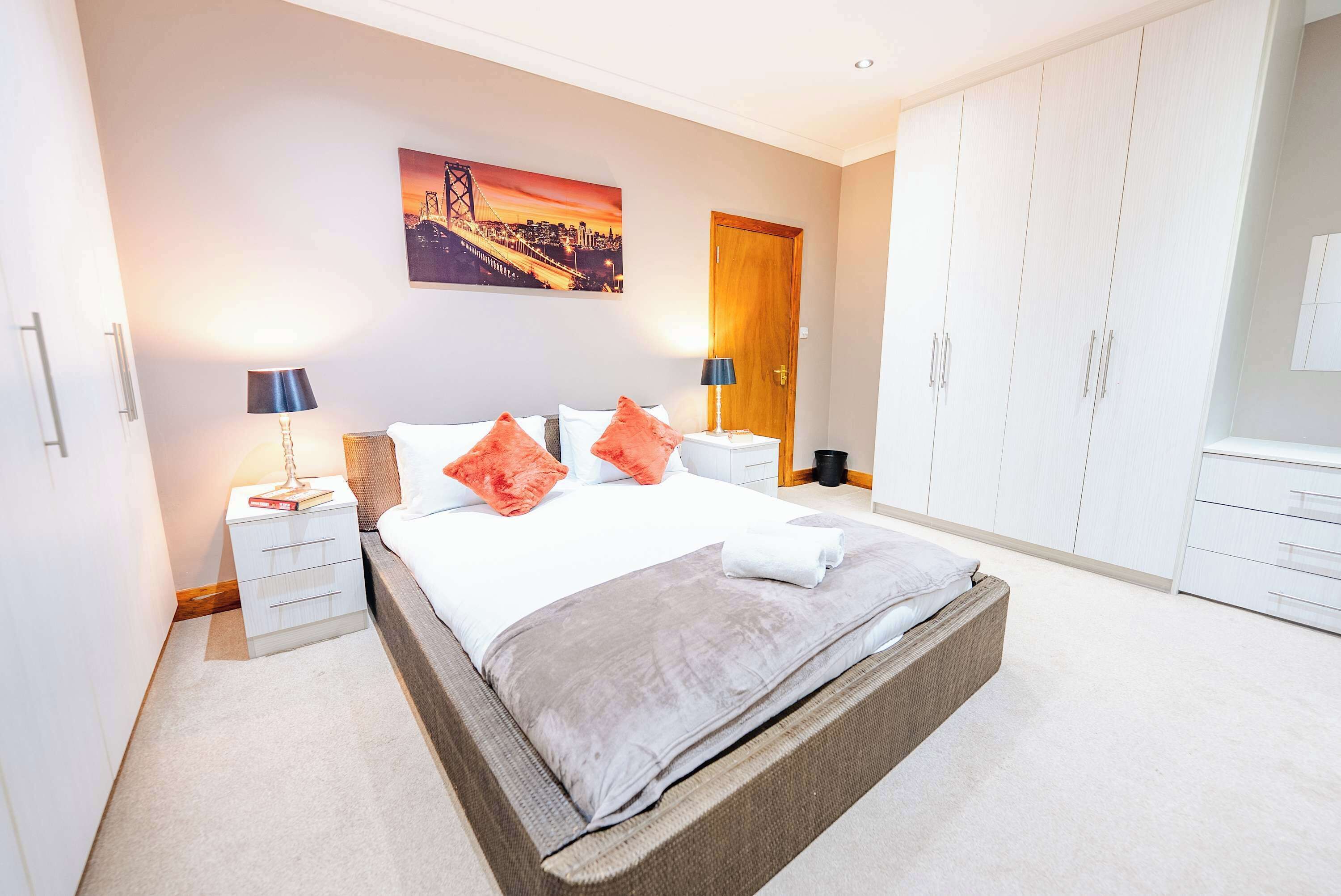 4 quartos, escrivaninha, ferros/tábuas de passar roupa