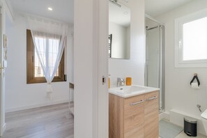 Shower, hair dryer, towels - Guest Ready ‑ Bright & Stylish Flat w/ 3 Terraces (Barcelona)