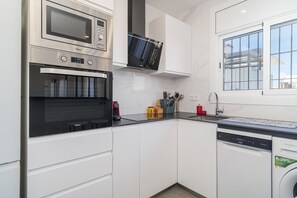 Een koelkast, een microgolfoven, een oven, een vaatwasser