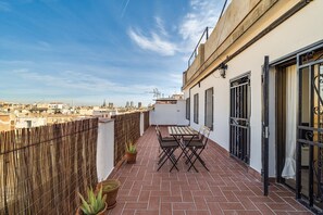 Outdoor dining - Guest Ready ‑ Bright & Stylish Flat w/ 3 Terraces (Barcelona)