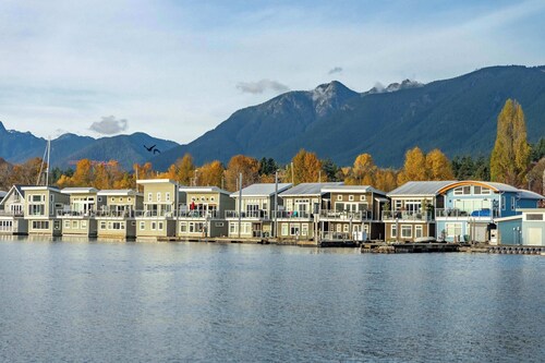 Cozy modern floating home next to Lonsdale Quay