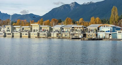 Cozy modern floating home next to Lonsdale Quay