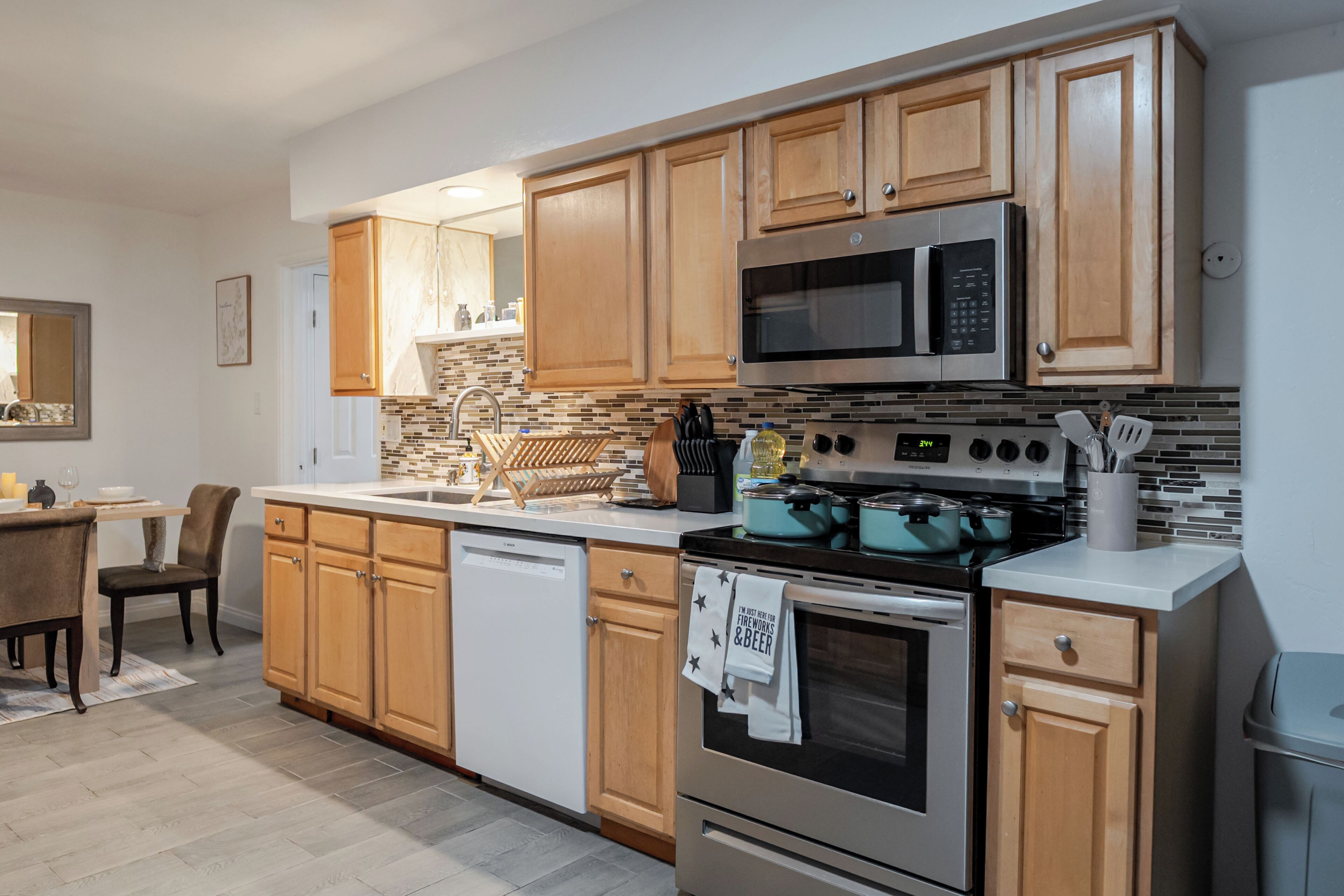 冷蔵庫、電子レンジ、オーブン、コンロ