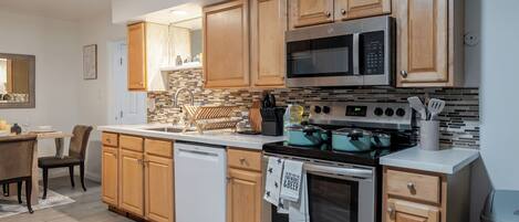 冷蔵庫、電子レンジ、オーブン、コンロ