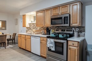 Kylskåp, mikrovågsugn, ugn och spishäll