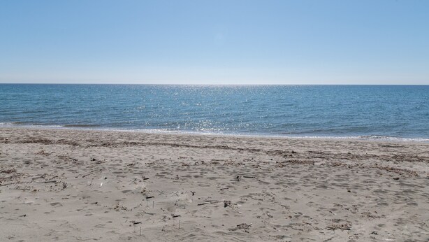 A beach with sand and water. - Studio Apartment 'Rico Plage 2 Personnes' with Private Terrace, Wi-Fi and Air Conditioning (Talasani)