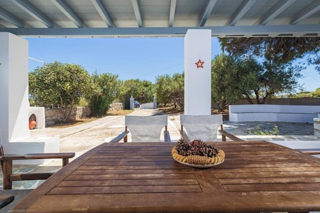 Ristorazione all'aperto. Traditional Island Escape by ΜΡS