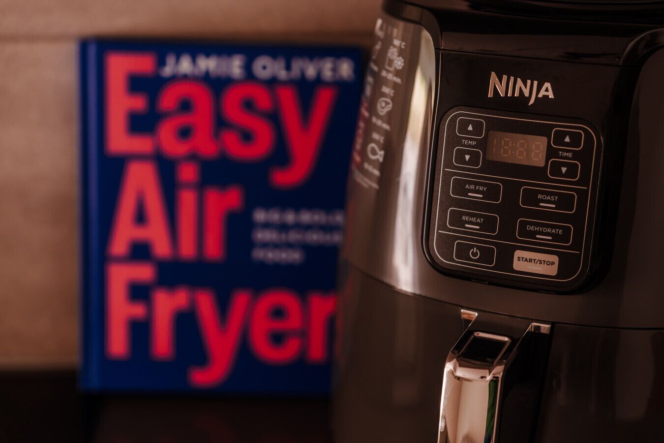 Una friteja d'aire Ninja amb pantalla digital i botons de control.