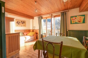 Interior - Apartment 'Chalet Paisible' with Mountain View, Private Terrace and Wi-Fi (Bourg-Saint-Maurice)