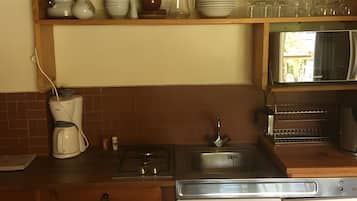 Refrigerador, microondas, parrilla de estufa y cafetera y tetera