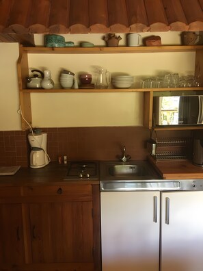 Kjøleskap, mikrobølgeovn, kokeplater og kaffetrakter/tekoker