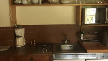 Réfrigérateur, micro-ondes, plaque de cuisson, cafetiÚre/bouilloire