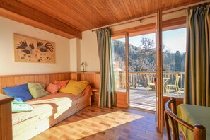 Interior - Apartment 'Chalet Paisible' with Mountain View, Private Terrace and Wi-Fi (Bourg-Saint-Maurice)