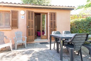 Outdoor dining - Apartment 'Rico Plage 4 Personnes' with Private Terrace, Wi-Fi and Air Conditioning (Talasani)