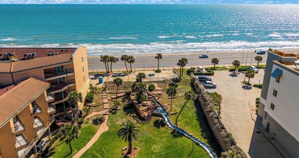 Beach nearby - Seashell Retreat- Beachfront condo/pools/cabanas (Galveston)