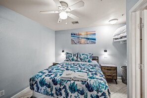 1 bedroom, iron/ironing board, travel crib, WiFi - Seashell Retreat- Beachfront condo/pools/cabanas (Galveston)