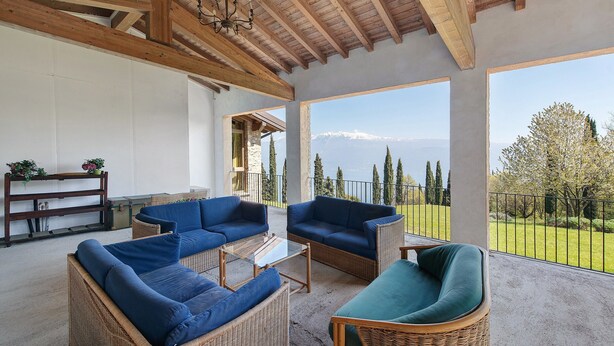 A spacious balcony with wicker furniture and a clear view of the mountains. - Villa 'Agriturismo Casa Del Castagneto' with Lake View, Private Terrace & Wi-Fi (Gargnano)