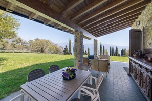Outdoor dining - Villa 'Agriturismo Casa Del Castagneto' with Lake View, Private Terrace & Wi-Fi (Gargnano)