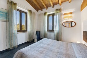 Iron/ironing board, WiFi, bed sheets - Villa 'Agriturismo Casa Del Castagneto' with Lake View, Private Terrace & Wi-Fi (Gargnano)