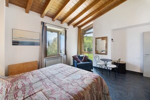 Tabla de planchar con plancha, wifi y ropa de cama 