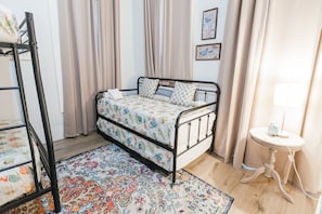 2 habitaciones, tabla de planchar con plancha, cuna de viaje y wifi 