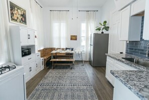 Fridge, microwave, oven, stovetop - Downtown Delight- Close to Stand/Cruise Terminals (Galveston)