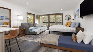 Quarto moderno com sofá, cama e escrivaninha.