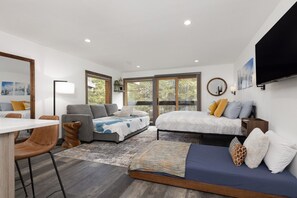 Tabla de planchar con plancha, cuna de viaje, wifi y ropa de cama 