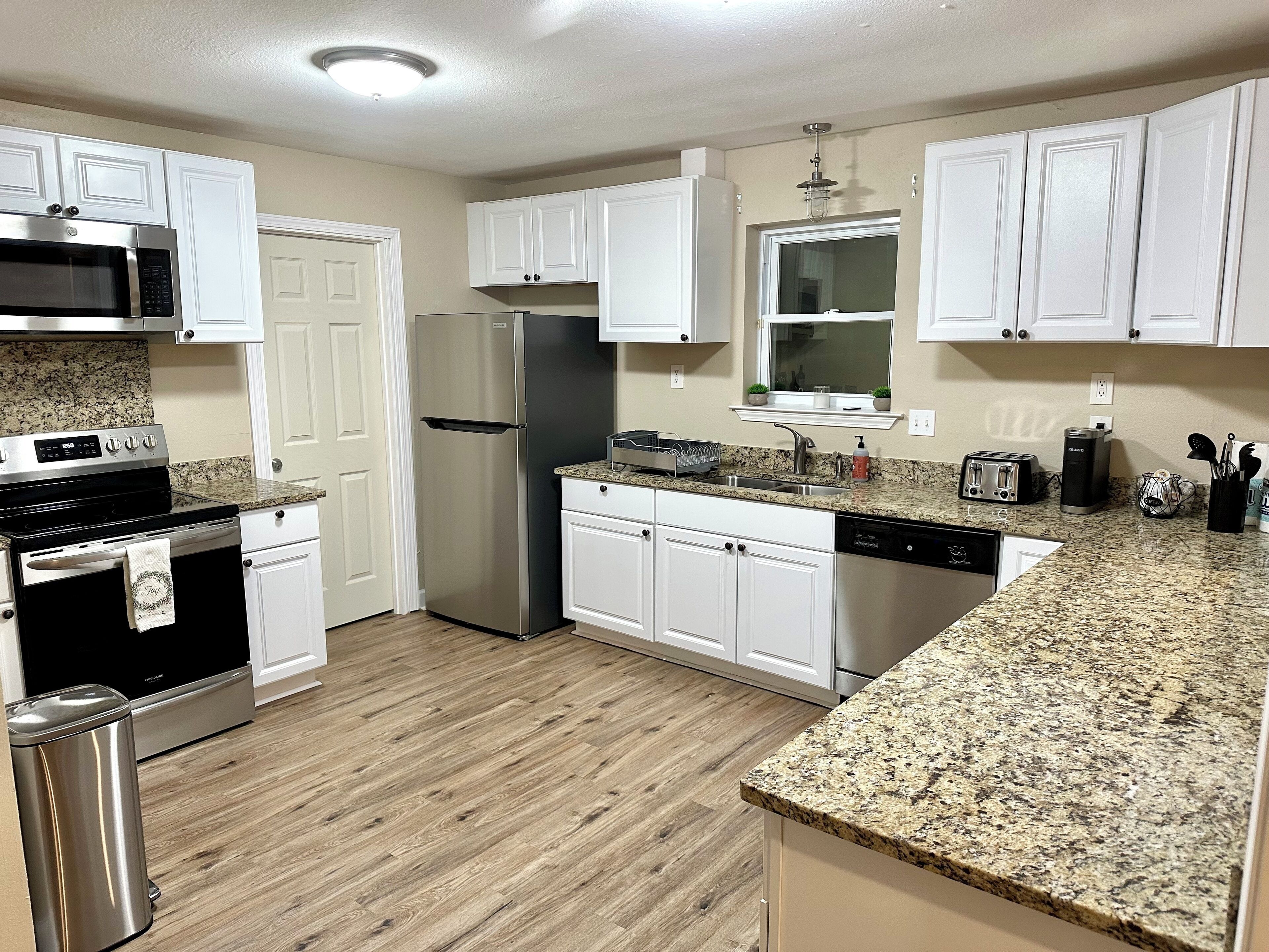 Køleskab, mikrobølgeovn, ovn, kogeplade