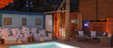 Una piscina al aire libre