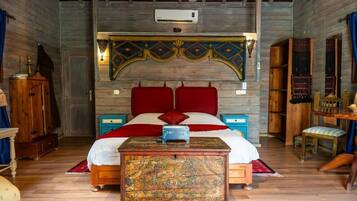 Hytte, 2 soverom | Minibar, safe på rommet, wi-fi (inkludert) og sengetøy