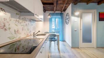 Kühlschrank, Mikrowelle, Herdplatte, Wasserkocher mit Kaffee-/Teezubehör