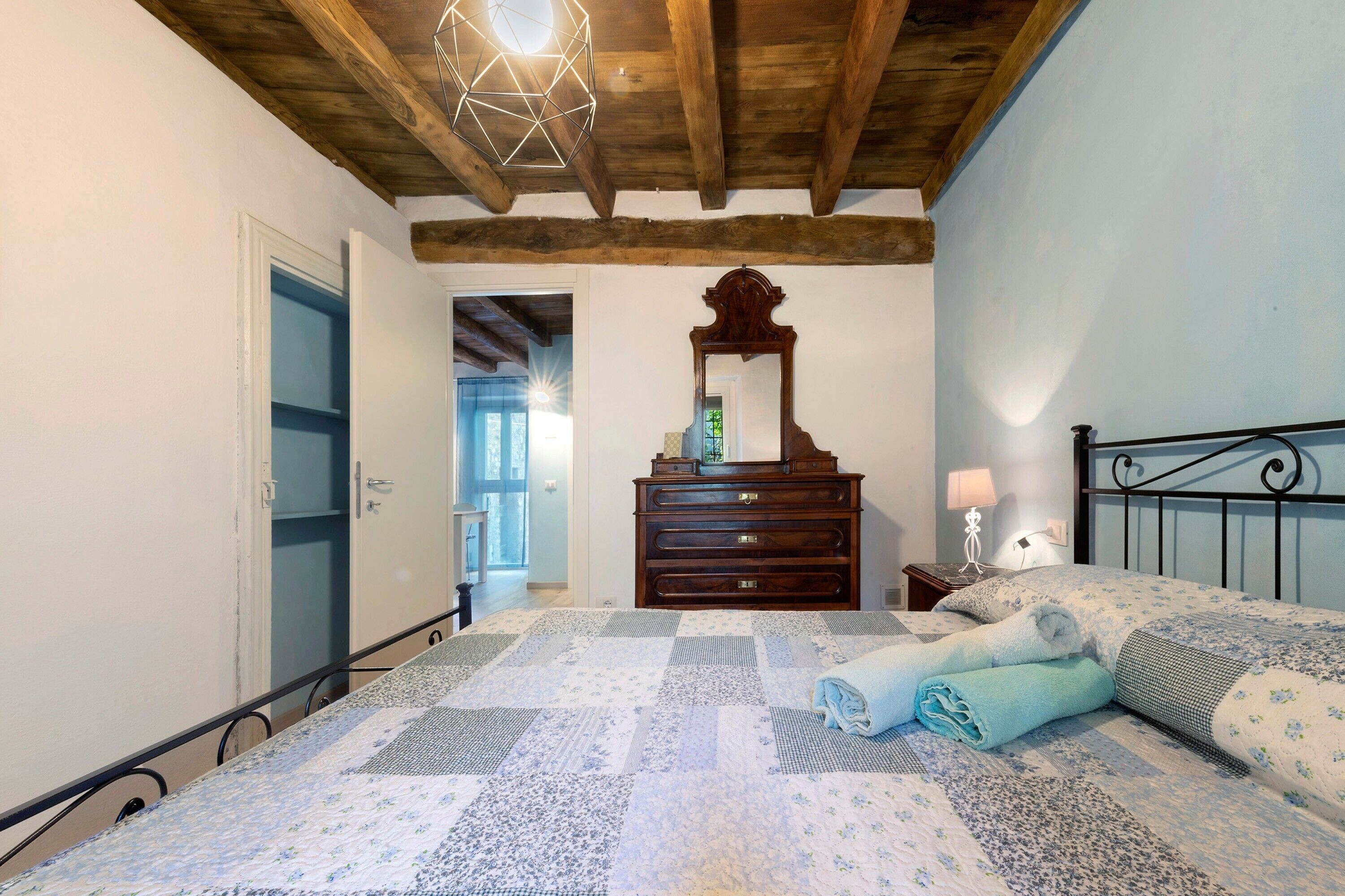 1 bedroom, bed sheets