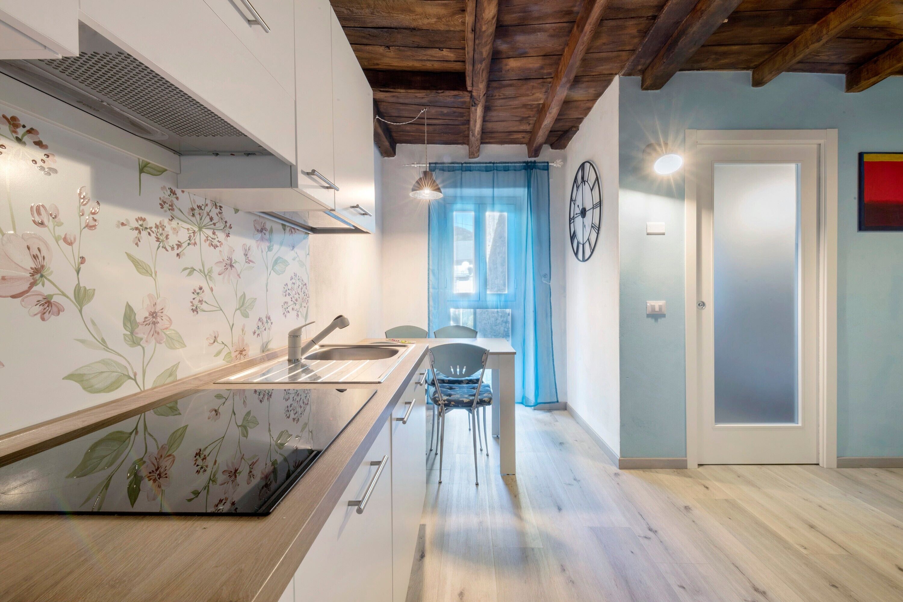 Kühlschrank, Mikrowelle, Herdplatte, Wasserkocher mit Kaffee-/Teezubehör