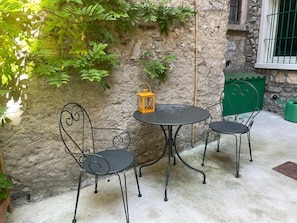 تناول الطعام بالخارج