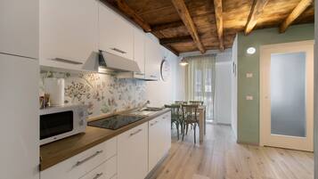 Réfrigérateur, micro-ondes, plaque de cuisson, cafetiÚre/bouilloire