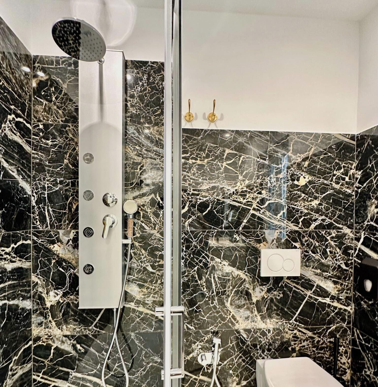Habitación doble, vistas al patio | Baño | Ducha, secador de pelo, toallas y jabón