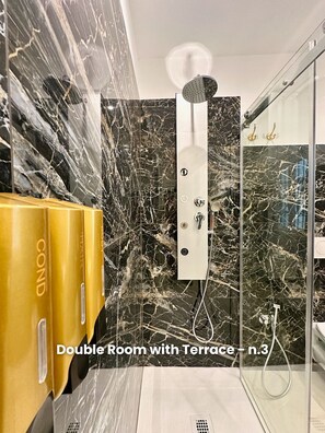 غرفة مزدوجة - منظر للفناء | حمام | تجهيزات دش، مجففات شعر، مناشف، صابون