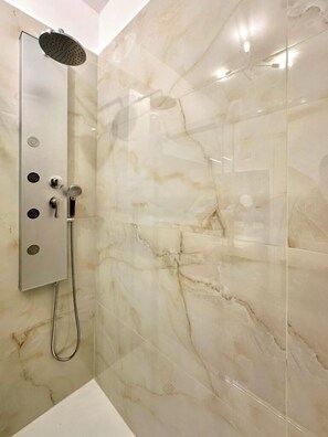 Superior Quadruple Room, City View | Bathroom