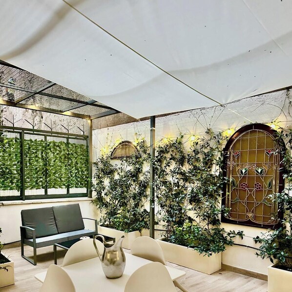 Double Room, Courtyard View | Terrace/patio - Vacanze Romane Suite 7 Languages (Rome)