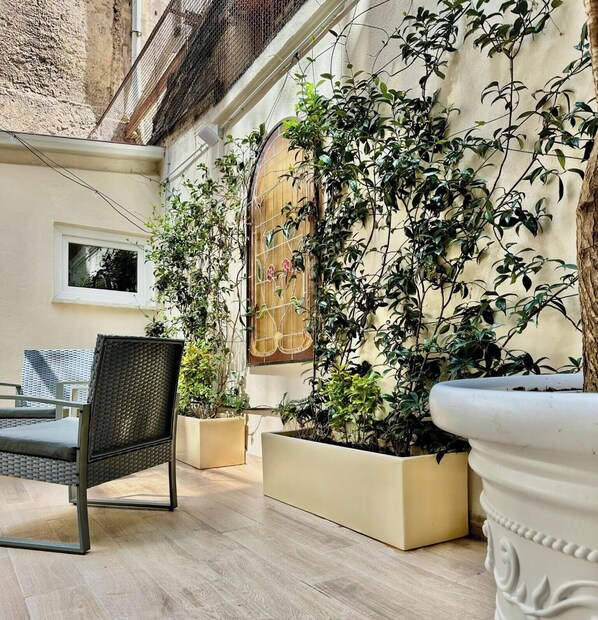 Double Room, Courtyard View | Terrace/patio - Vacanze Romane Suite 7 Languages (Rome)