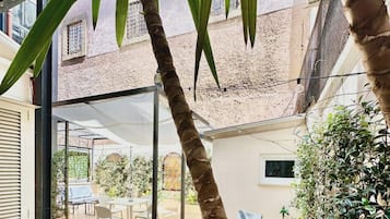 Quarto casal, vista para o pátio | Terraço/pátio