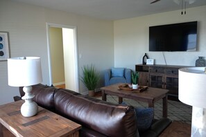 Living area - The Texan Sideline - Directly across from Memorial Stadium (Stephenville)