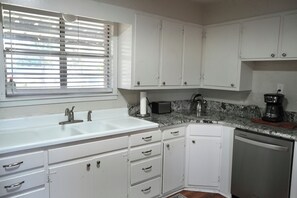 Private kitchen - The Texan Sideline - Directly across from Memorial Stadium (Stephenville)