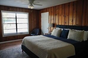 4 bedrooms, Internet, bed sheets - The Texan Sideline - Directly across from Memorial Stadium (Stephenville)