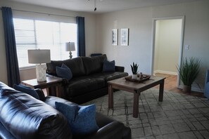 Living area - The Texan Sideline - Directly across from Memorial Stadium (Stephenville)