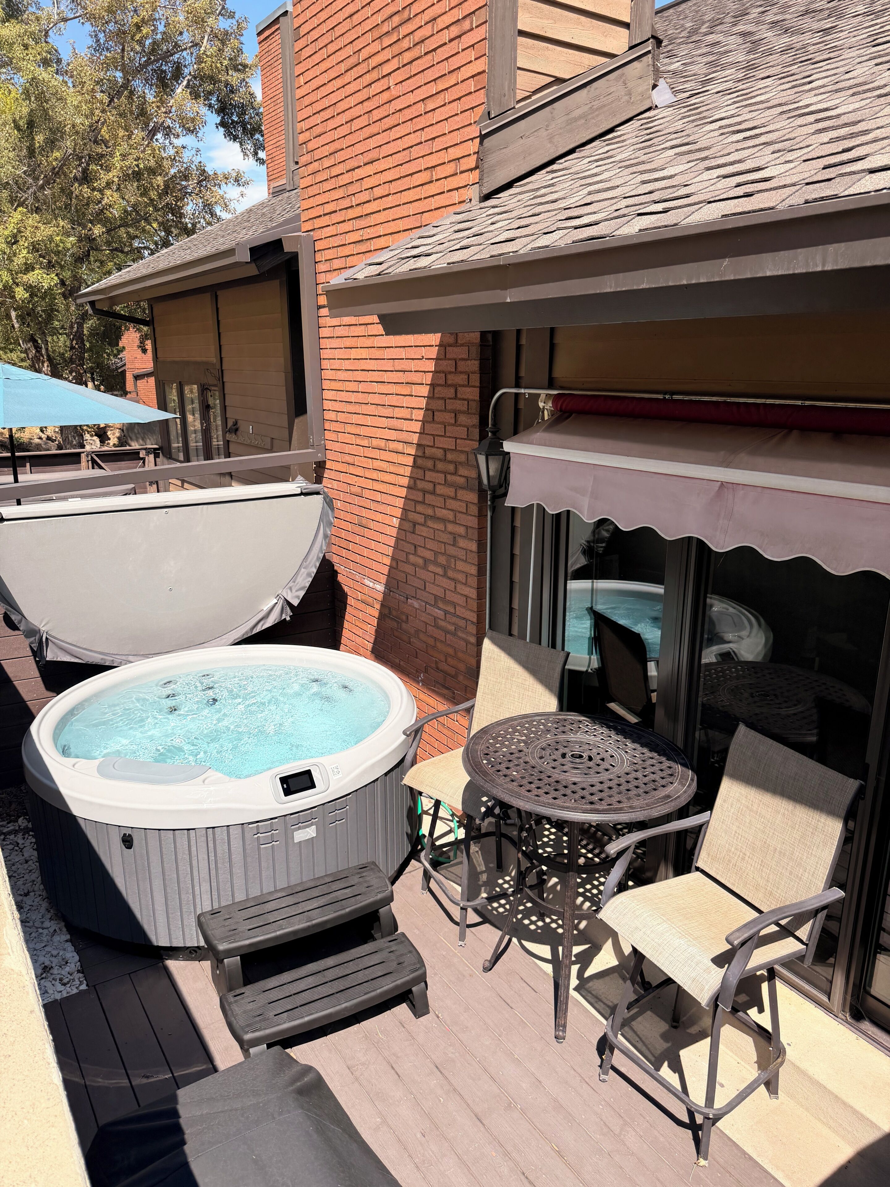 Un bain à remous, un espace salon extérieur et une terrasse couverte.